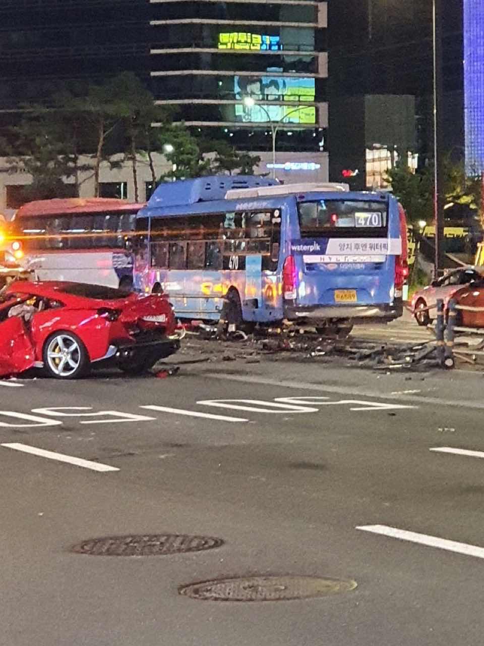 어제자 강남역 페라리 교통사고 썸네일