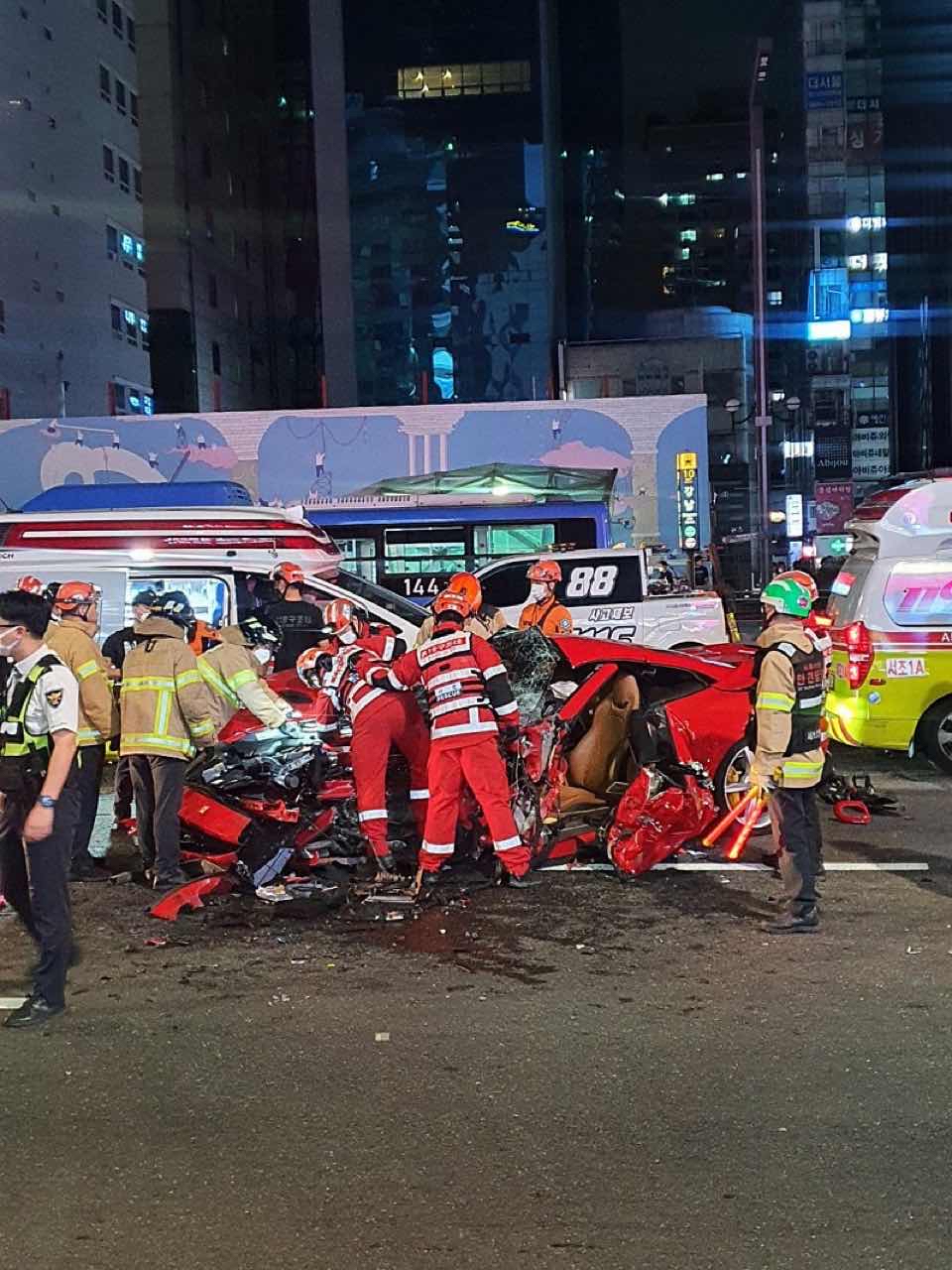 어제자 강남역 페라리 교통사고 썸네일