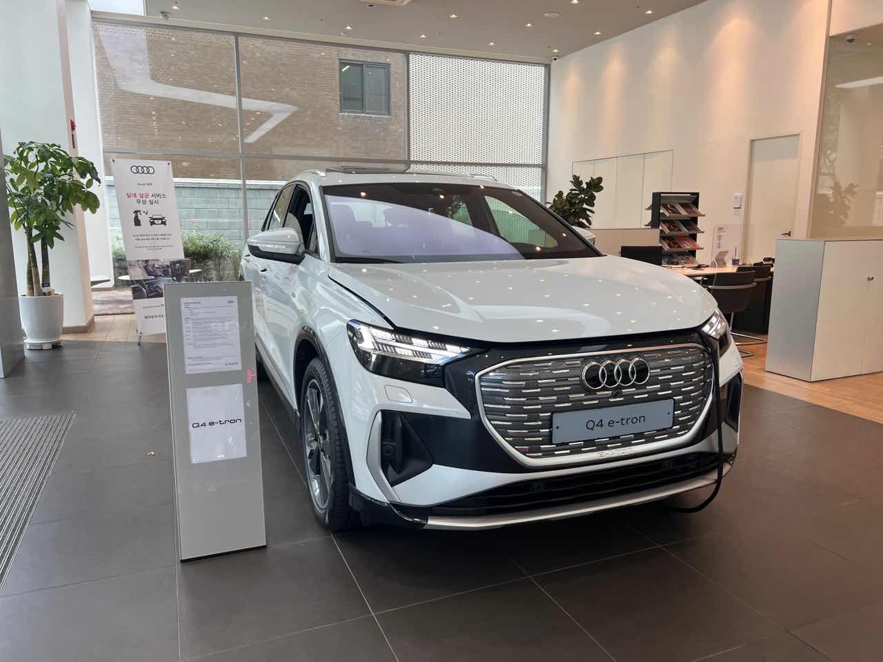 아우디 q4 e-tron 보고 왔어요 썸네일