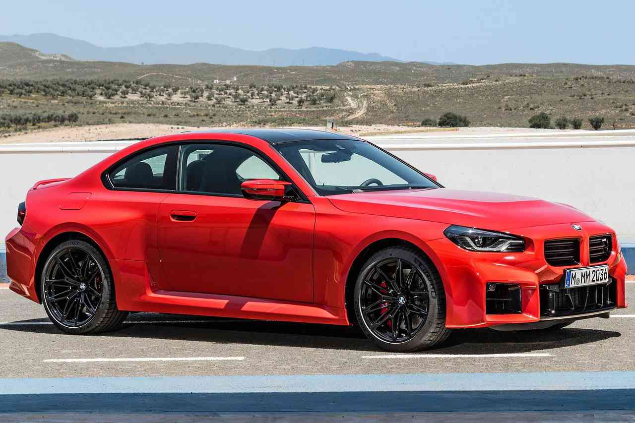 BMW의 마지막 순수 내연기관 차, 2023 M2 공개  썸네일