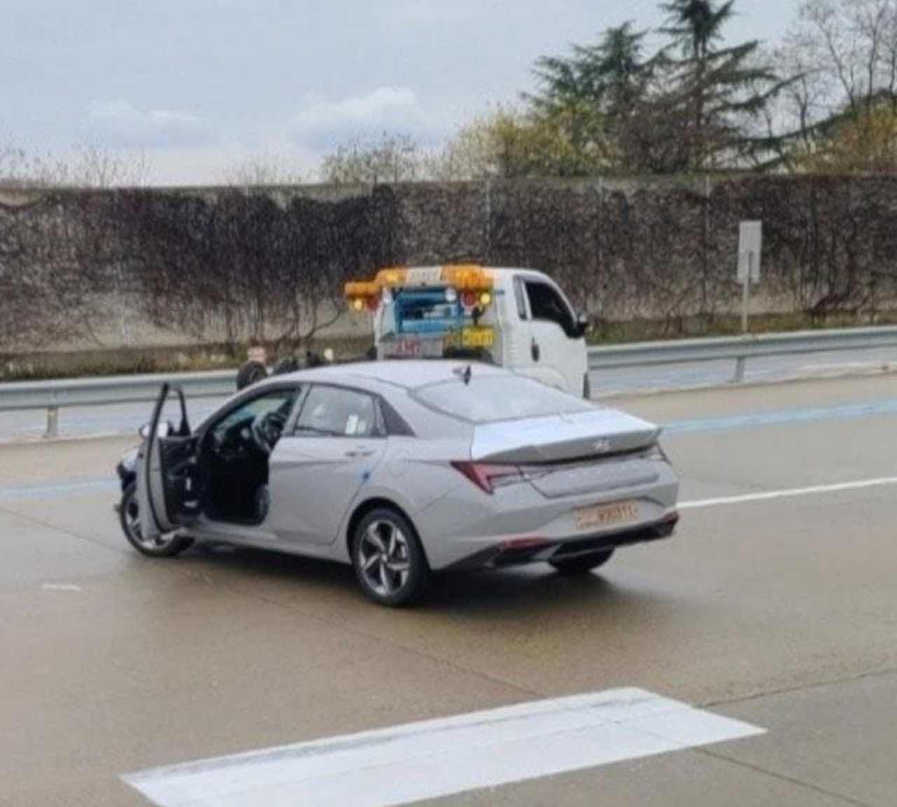 아반떼, 아이오닉 로드 탁송중 사고...  썸네일
