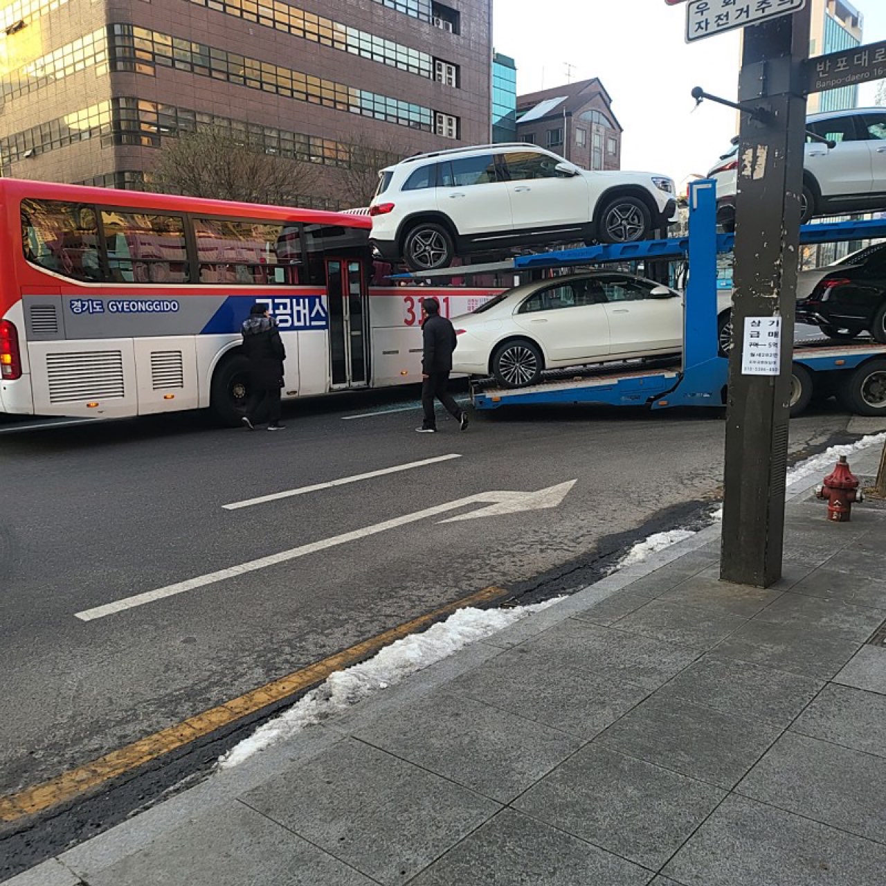 벤츠 탁송 캐리어카 버스랑 사고 났네요;;  썸네일