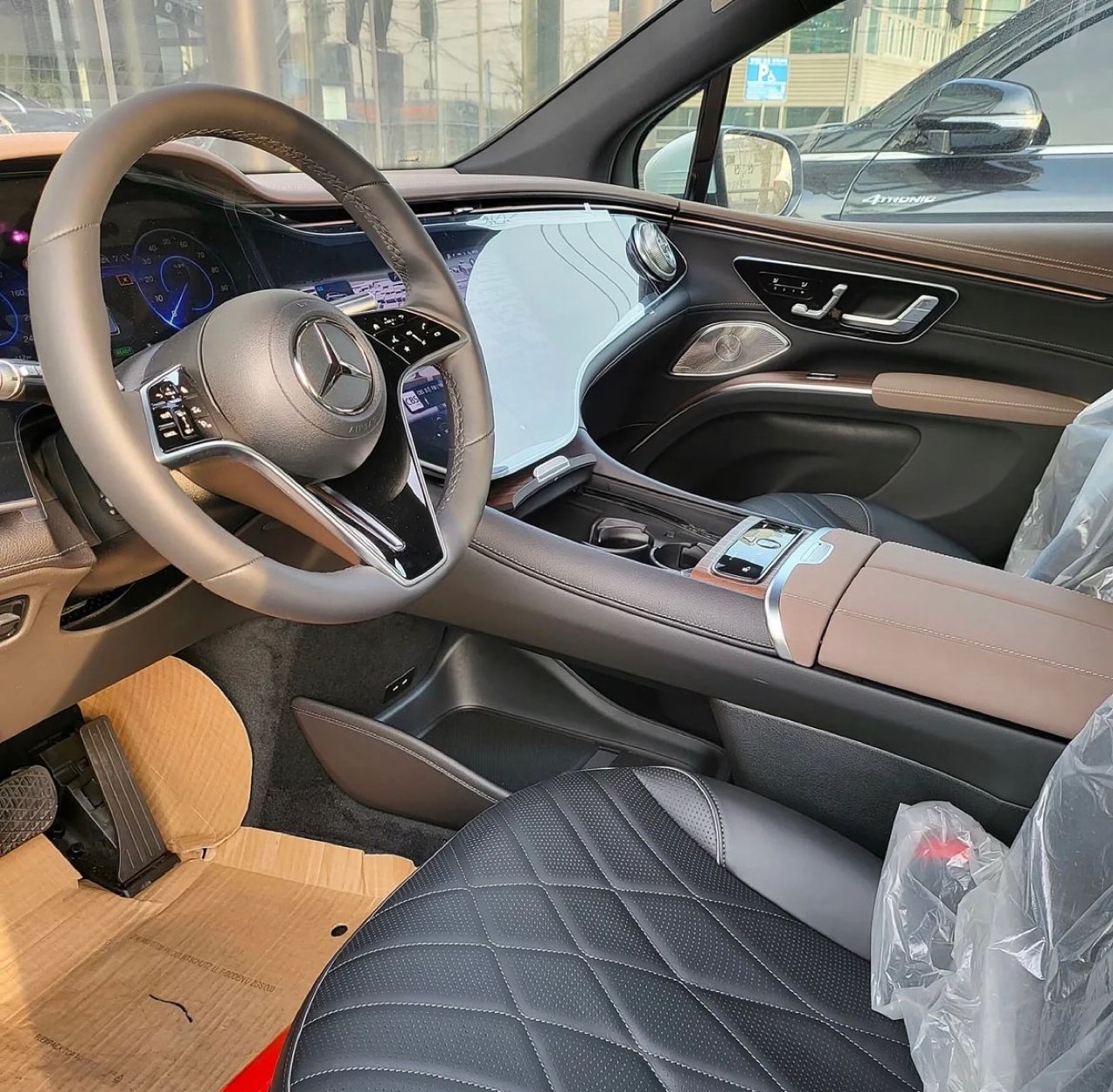 벤츠 EQS SUV 전시장 입고 썸네일