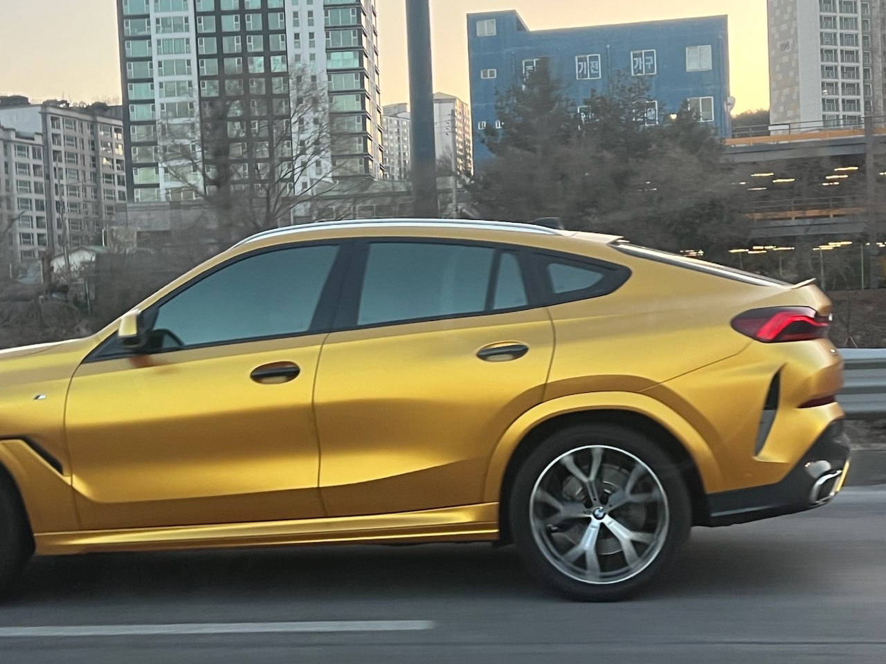 처음보는 BMW X6 컬러 ㅎㅎ 썸네일