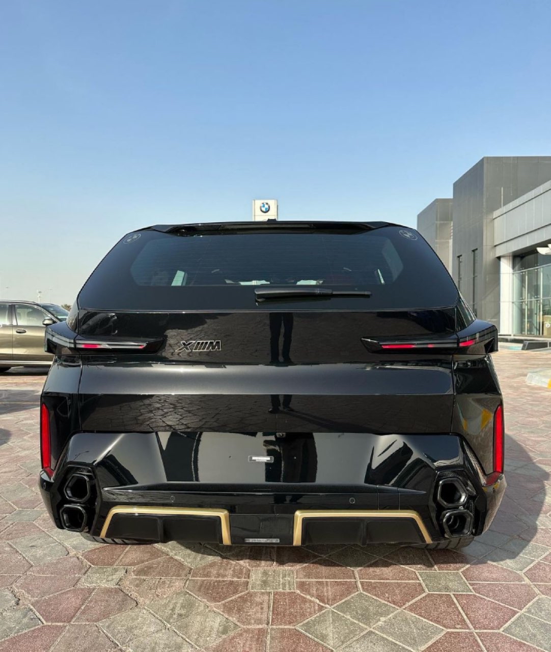 아랍은 BMW XM 출고 시작 하나봅니다  썸네일