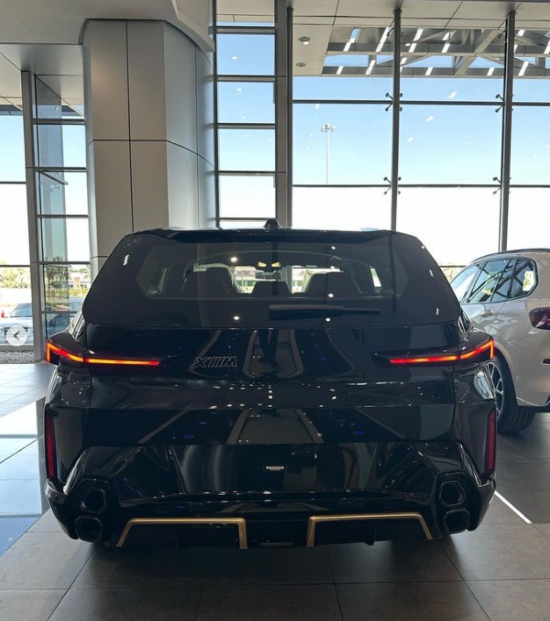 아랍은 BMW XM 출고 시작 하나봅니다  썸네일