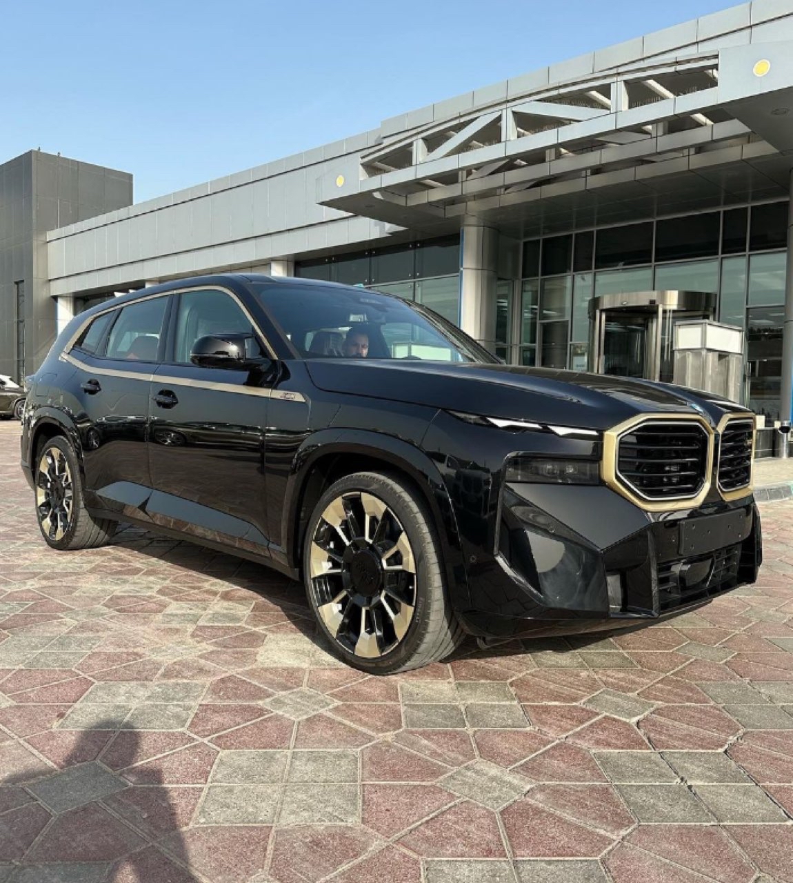 아랍은 BMW XM 출고 시작 하나봅니다  썸네일